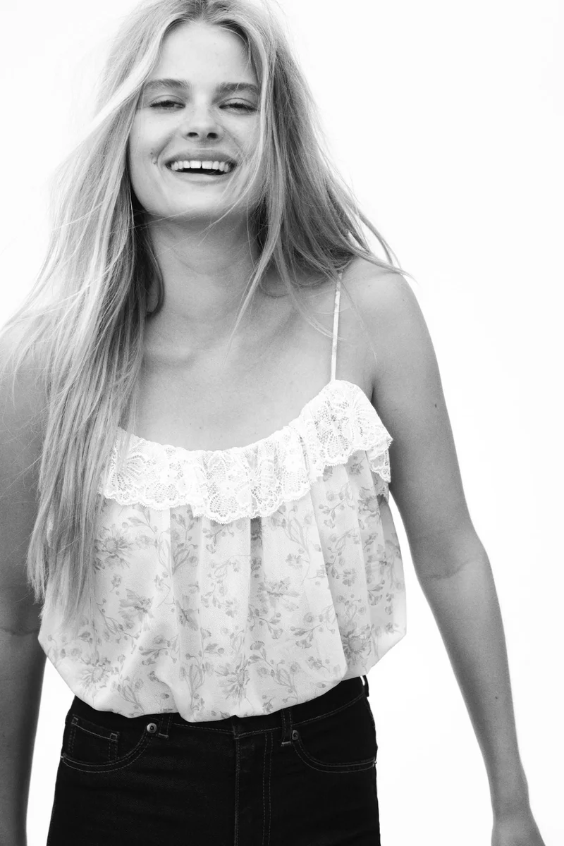 اتش اند ام بلوزة بحمالات كتف رفيعة وحافة مموجة